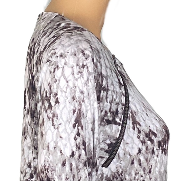 CALVIN KLEIN JEANS white and grey, snakeskin design, jersey t-shirt. Medium. EUC - Picture 5 of 14